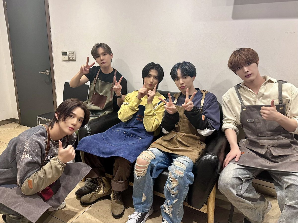 CIX_Official's tweet photo. 🎊𝐻𝒜𝒫𝒫𝒴 𝒩𝐸𝒲 𝒴𝐸𝒜𝑅 𝐹𝐼𝒳🎊

#CIX #씨아이엑스 #BX #승훈 #배진영 #용희 #현석 #HappyNewYear #HappyNewYear2024 https://t.co/mVCZCrVqel