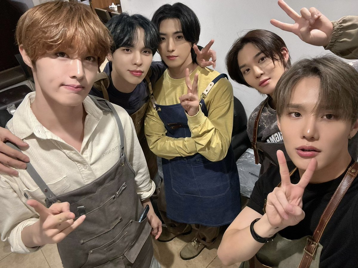 🎊𝐻𝒜𝒫𝒫𝒴 𝒩𝐸𝒲 𝒴𝐸𝒜𝑅 𝐹𝐼𝒳🎊

#CIX #씨아이엑스 #BX #승훈 #배진영 #용희 #현석 #HappyNewYear #HappyNewYear2024