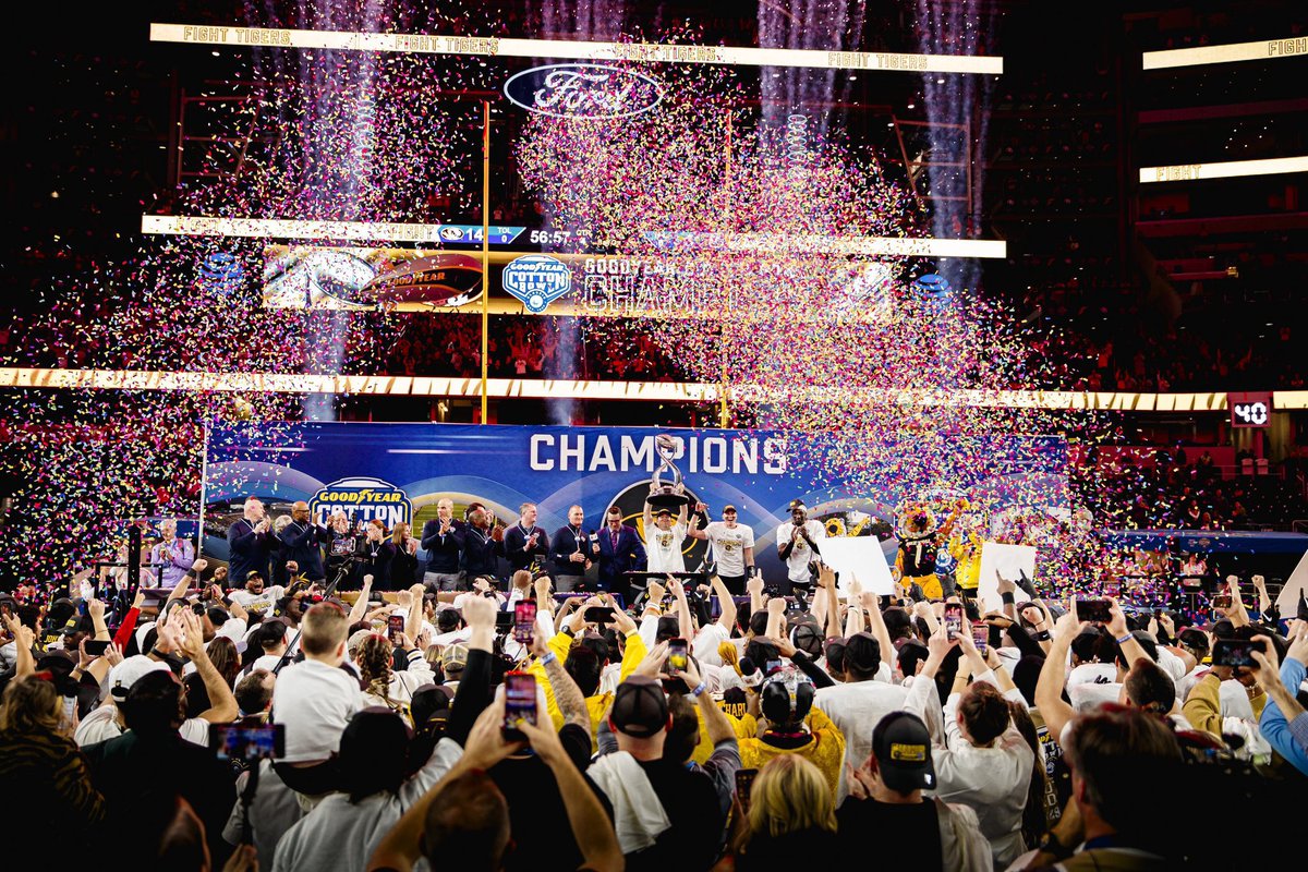 TheGrandPoobahs's tweet photo. Happy New Year, @MKFFL.

Love,

The CHAMPS. https://t.co/dYNMLiTk2h