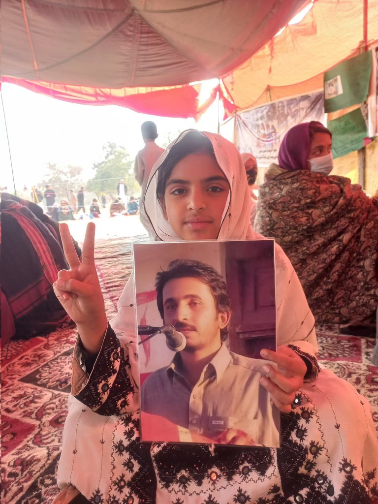 MahrangBaloch_'s tweet photo. کسی بھی جدوجہد کو کامیاب کرنے کے لیے شعور، حوصلہ اور مستقل مزاجی بنیادی شرط ہیں۔ ہم اپنے جدوجہد میں آٹھ سال کے معصوم بچوں سے لیکر 85 سال کے بزرگوں میں شعور، حوصلہ اور مستقل مزاجی کے وہ معیار دیکھ رہے ہیں جو اس ریاست کے وہم و گمان میں بھی نہیں ہونگے۔

اس ریاست نے بلوچوں پر طاقت کا بےتحاشہ استعمال کیا، اربوں، کھربوں روپے بلوچوں کے قتل عام میں خرچ کیے لیکن وہ اس بنیادی نقطے سے بیگانہ رہا کہ”شعور کو قتل نہیں کیا جاسکتا ہے”۔

آج وہ شعور بلوچوں کی تیسری نسل کو منتقل ہوچکا ہے اور آپ نے اپنے ہاتھوں سے شکست کو اپنے مقدر میں لکھا ہے، اب جیت ہماری ہوگی، جیت شعور کی ہوگی، جیت اس جدوجہد کی ہوگی۔ 
#StopBalochGenocide 
#MarchAgainstBalochGenocide