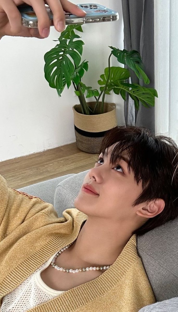 martinyogan's tweet photo. 👧🏼:”sayang  fotoin  aku  dong!”
 👦🏼: “sabar  dong  yang,  aku  lagi  foto  dlu”
#ZRSD #ZeroseSelcaDay #ZEROBASEONE #Gyuvin @ZB1_official https://t.co/EDy29wx63y