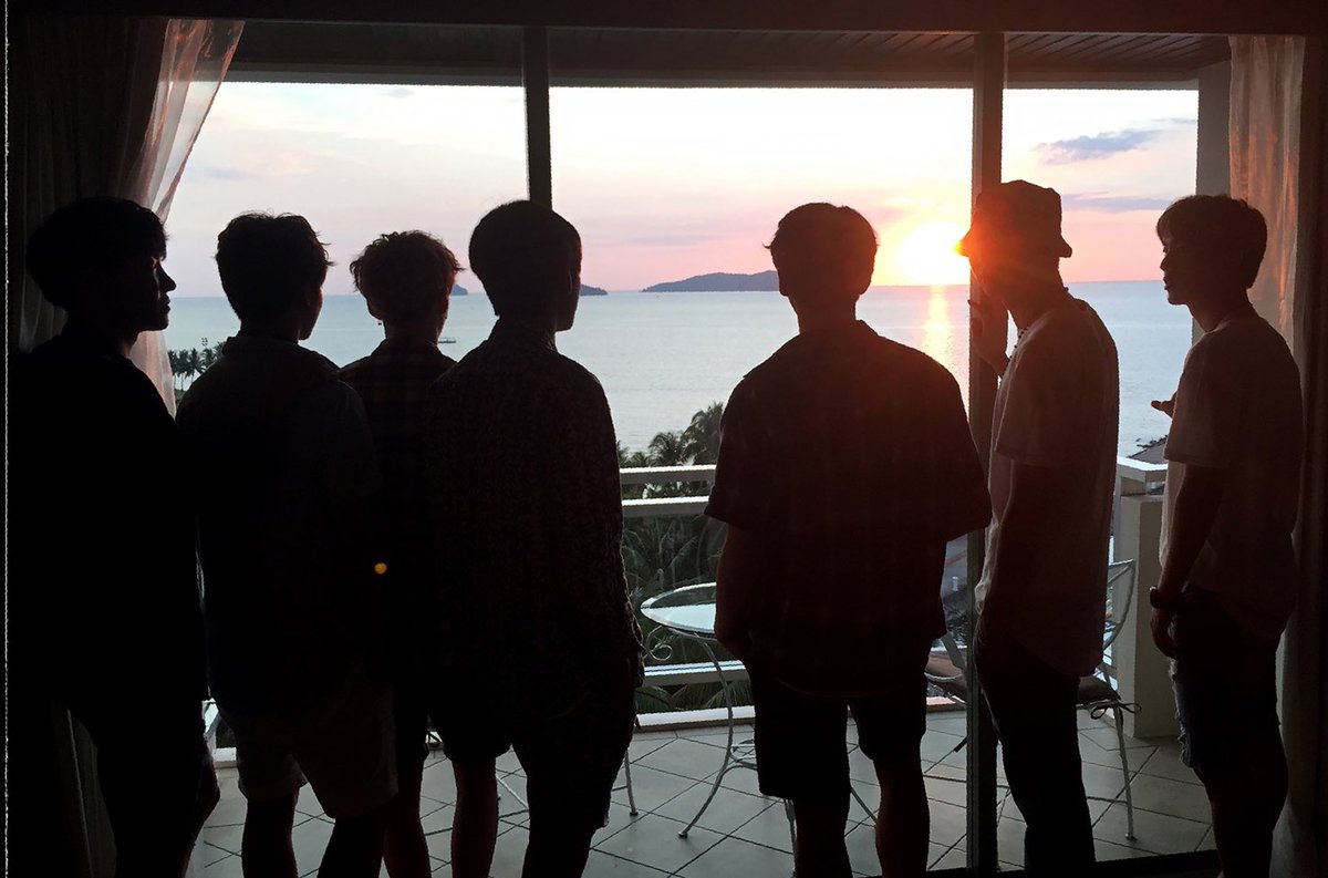 stayalivejksg's tweet photo. AMIGAS SOY LÁGRIMAS, TENEMOS UNA NUEVA FOTO OT7😭 https://t.co/VUYs3eAJU5