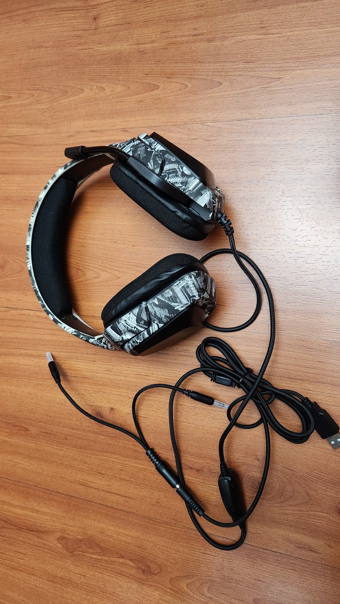 Chris_Kabigting's tweet photo. An awesome 7.1 gaming headset from #Onikuma #K20. This was one of my gifts my cousins gave me. 🎧 #MicrosoftFlightSimulator voice commands now possible via #FS2Crew. I also have an #Onikuma wired gaming mouse (CW902). https://t.co/MQiHGlCRmL