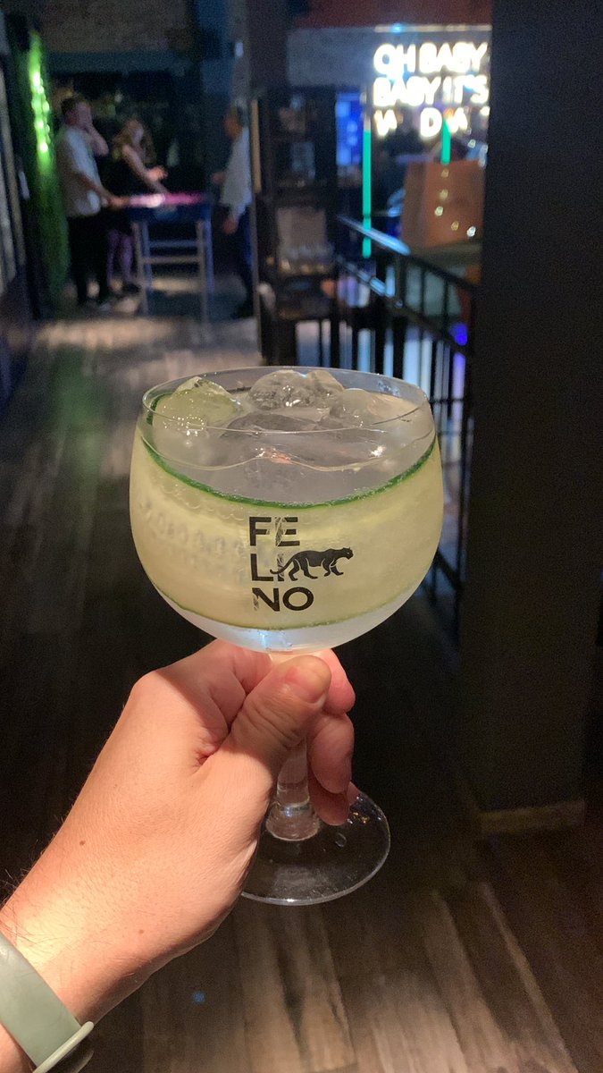 dr_zoide's tweet photo. El gin tonic es esa bebida que parece que estás tomando agua saborizada re tranqui y de la nada terminas en Narnia hablando con el león. https://t.co/iKp7tZNcpA