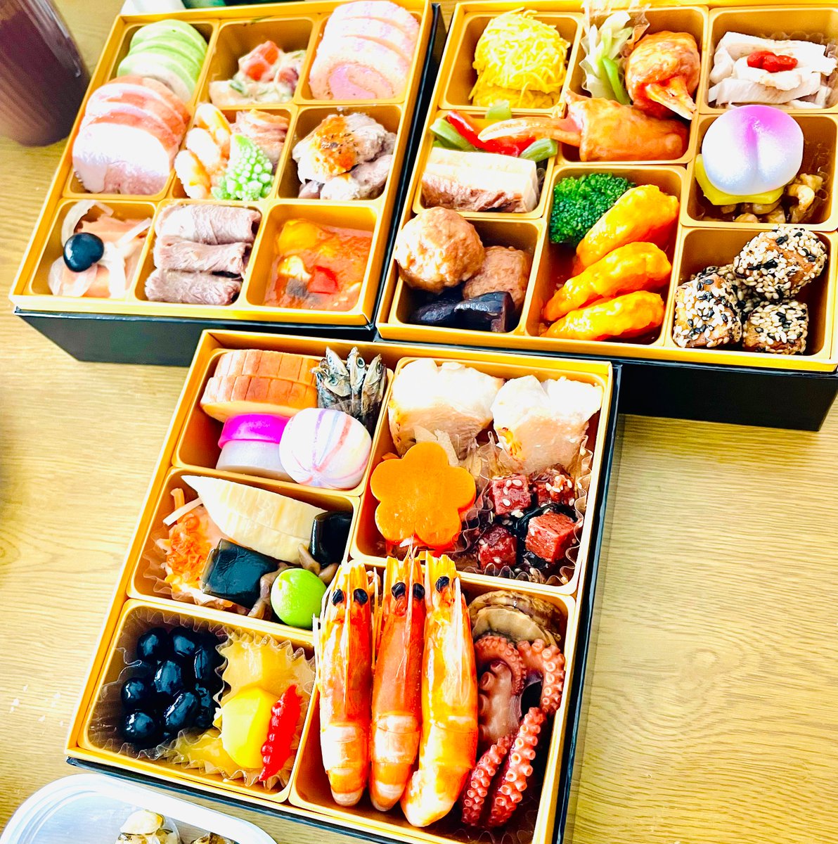 WolfSyun's tweet photo. あけおめことよろ
おせちうま https://t.co/CclUXcSjdE