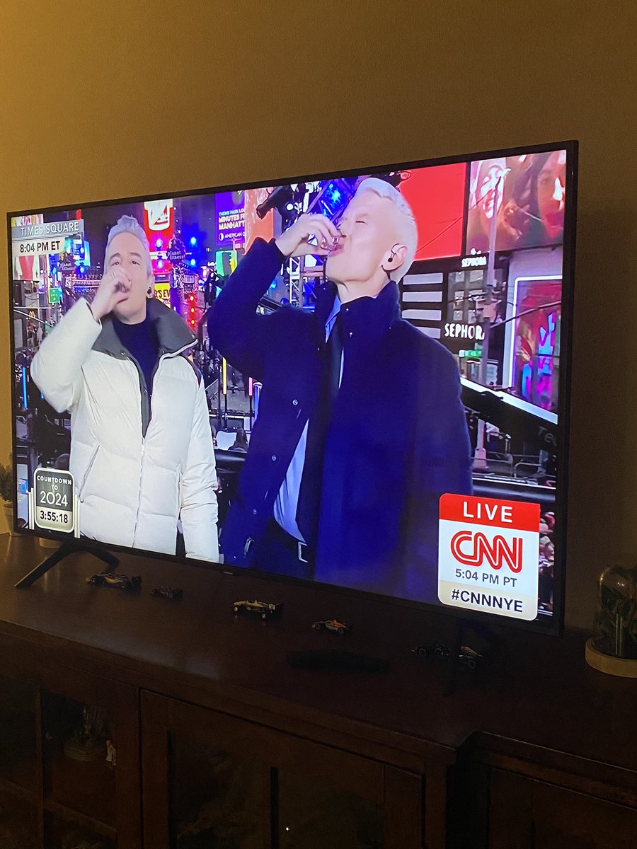 alydawson14's tweet photo. THE WORLD IS HEALING #CNNNYE https://t.co/qHdSCQ4vOA