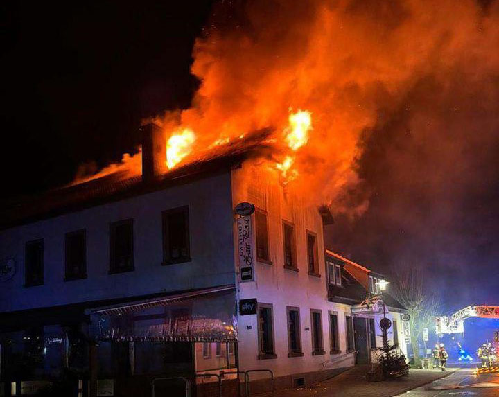 hasepost's tweet photo. Der Gasthof zur Post in Wallenhorst steht in Flammen!
... – Ohne Abo lesbar - immer! #Feuer #LandkreisOsnabrück #Wallenhorst
https://t.co/6Hn6SIUGxw https://t.co/syMVIx8tpB