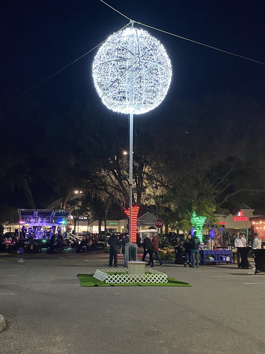 ApopkaRobotics's tweet photo. 4 hours till the ball drops.   Come out and see what our own AHS Engineering students have designed, built and created for our partnership with the City of Apopka, Mayor Bryan Nelson, &amp;!Apopka Rotary Club and many others. The ball has over 11,000 LEDs, weighing less than 200 lbs https://t.co/yHNrz5fJxk