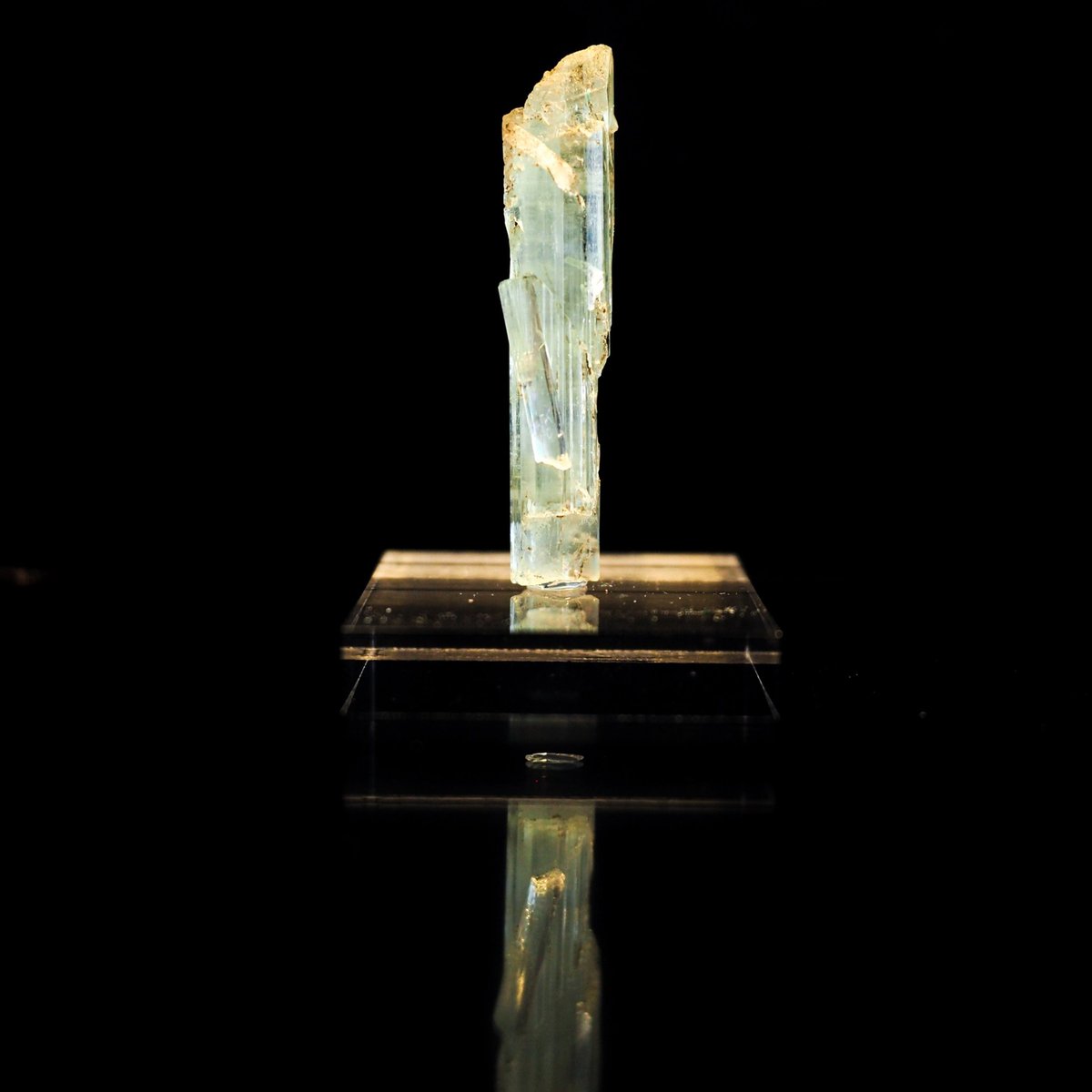 minerals_j's tweet photo. Beryl
Yamanoo, Makabecho, Sakuragawa-shi, Ibaraki, Japan
40x6x8(mm)

緑柱石
茨城県桜川���真壁町山ノ尾

A happy new year! Hope all of viewers may have a fruitful (stone) year.
明けましておめでとうございます

#国産鉱物
#minerals
#japan https://t.co/dLE7kAfCXH