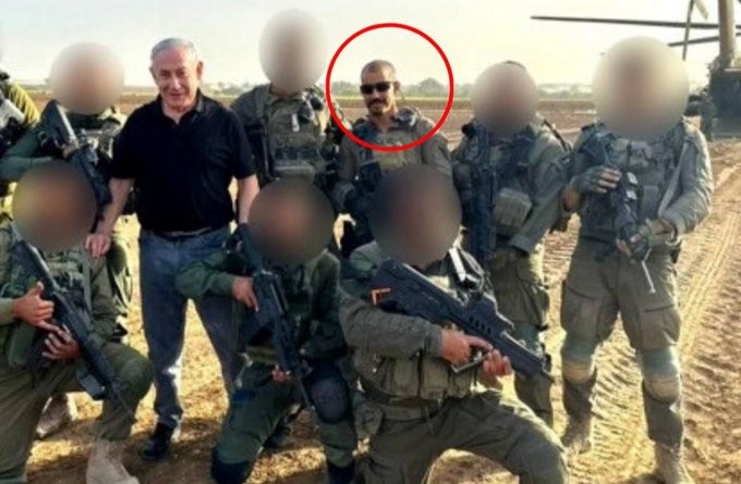 SoftWarNews's tweet photo. Roy Yafareh tiba pada tanggal 7 Oktober di Jalur #Gaza dan menyamar sebagai perwira senior dan mengklaim bahwa dia bertugas di beberapa unit. 

Selama kunjungan Netanyahu, Gallant, dan Halevy ke Jalur Gaza , dia mengambil banyak foto bersama mereka. https://t.co/FWpKgul7jE