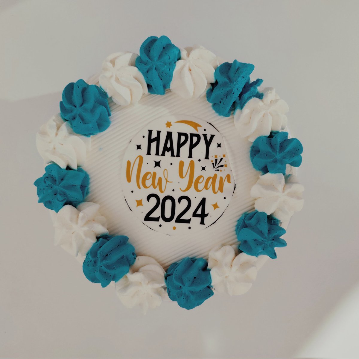 a_pranav's tweet photo. Each year's regrets are envelopes in which messages of hope are found for the new year.
Cheers to a new year and another chance for us to get it right.
Happy new year! https://t.co/6QUXJn9YIs