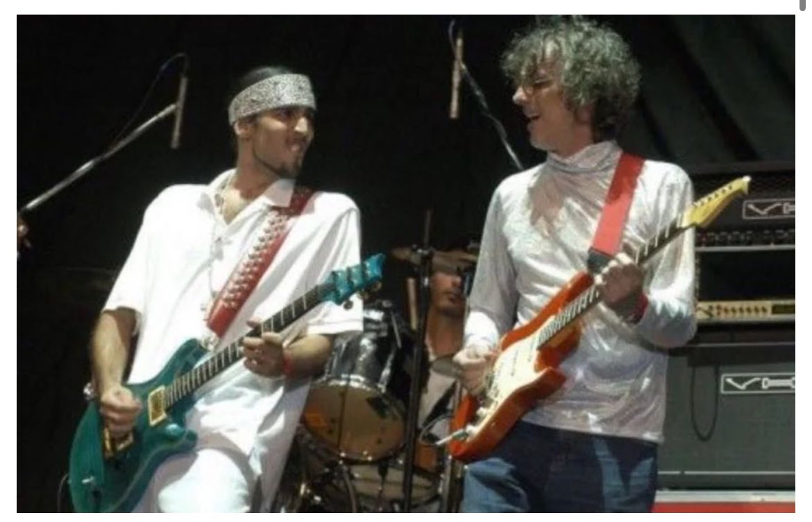 RodriOjeda90's tweet photo. @_crisenberg_ Cuando Dante estuvo teloneando a Lenny Kravitz en la cancha sin terminar de “ellos” , salieron con remera blanca y correa roja… los Spinetta son más gallinas que Labruna. Y si, es el músico definitivo de este plano. https://t.co/zhPDOJtQKl