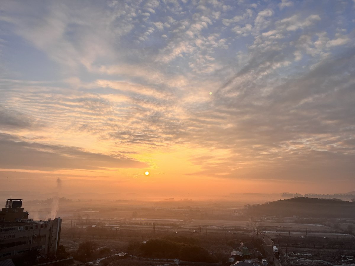 binfa66's tweet photo. 새해 복많이 받으세요.

베란다와 안방에서 바라본 일출입니다.
구름에 가렸지만요. ㅎ https://t.co/gXh4CpgbYx