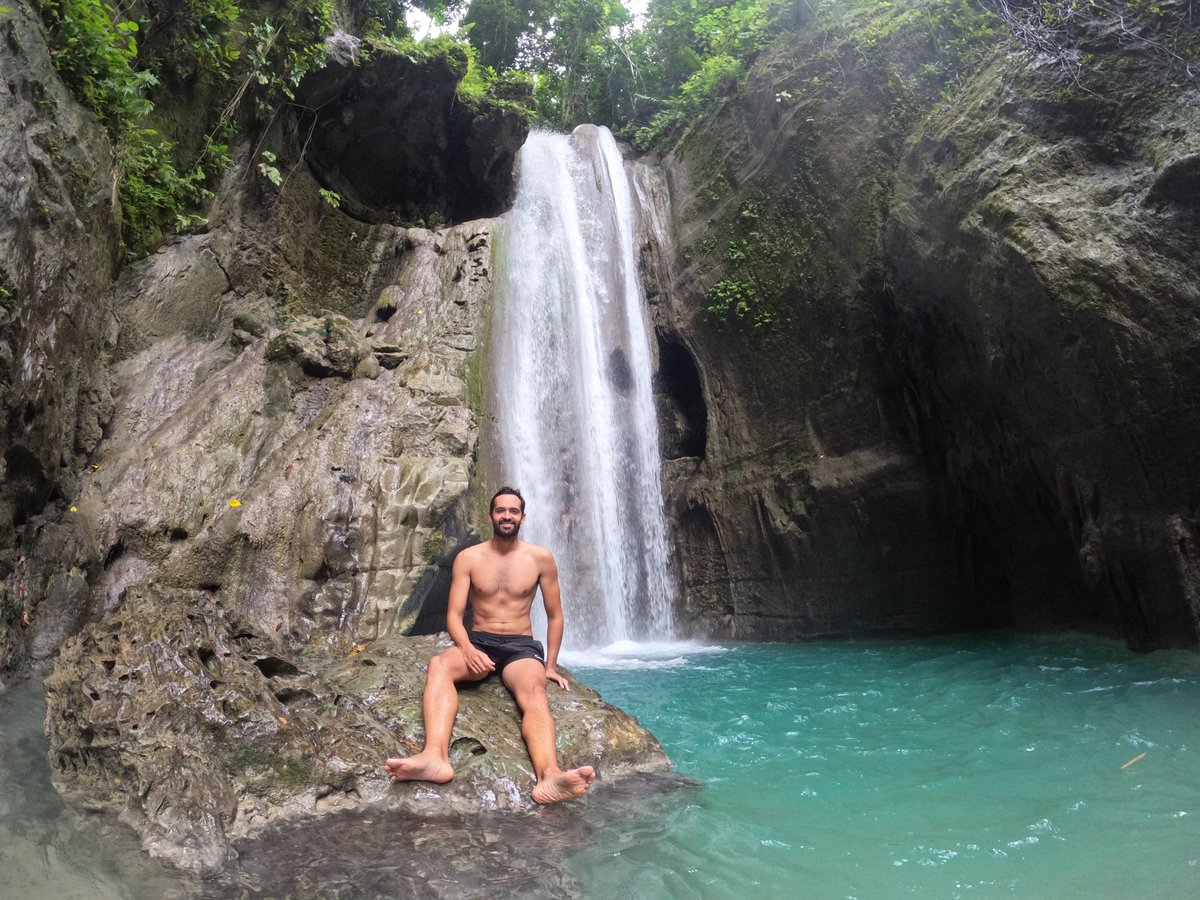 TropicalSpanish's tweet photo. This year I spent 4 months in the Philippines and discovered the secret to happiness:

Do more of what you love.

If you love rice, add it to every meal.
If you love karaoke, belt it out all day.
If you love Christmas, make it last 4 months.

Follow your passions to happiness. https://t.co/SlLc3lYv41