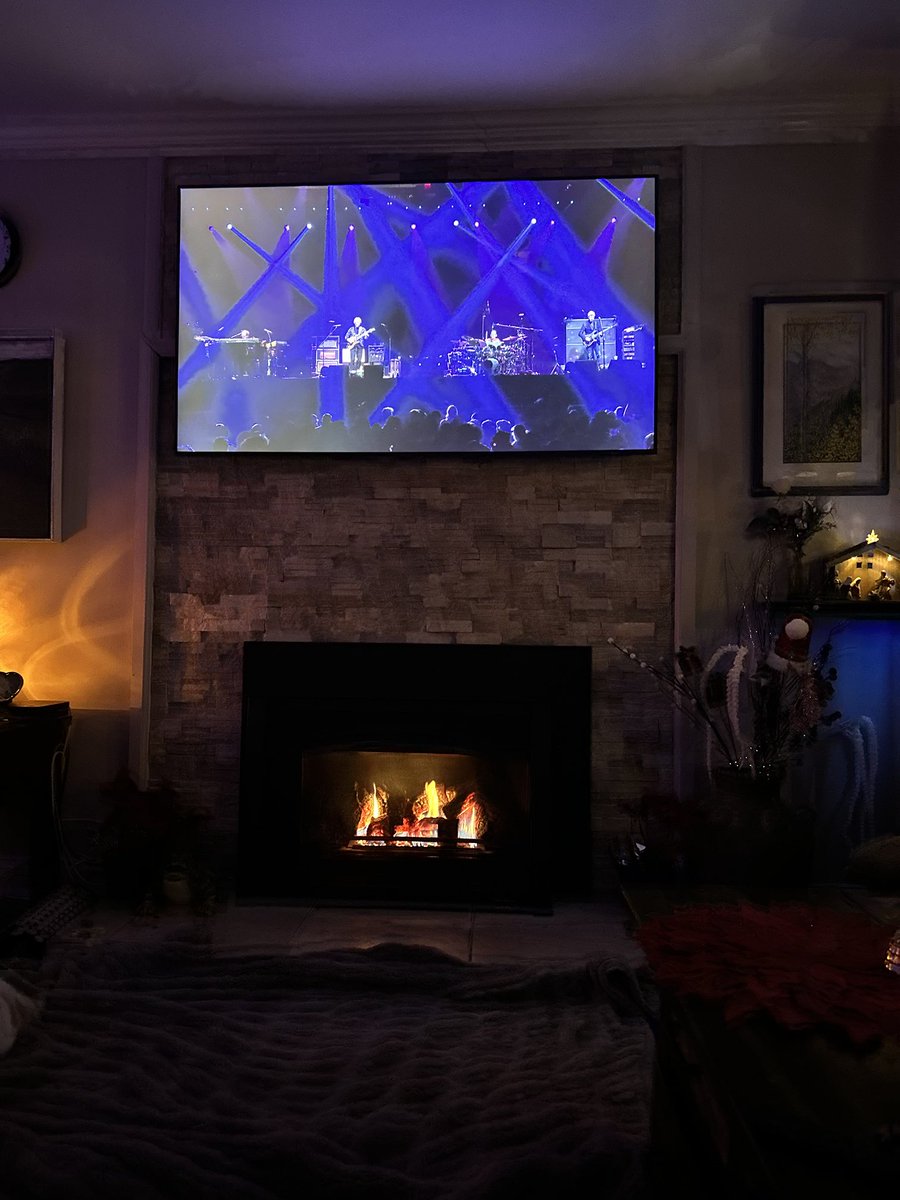 CaffMomREDACTED's tweet photo. Show is on! #PhishNYE #PhishMSG https://t.co/HtbeS8S5mM