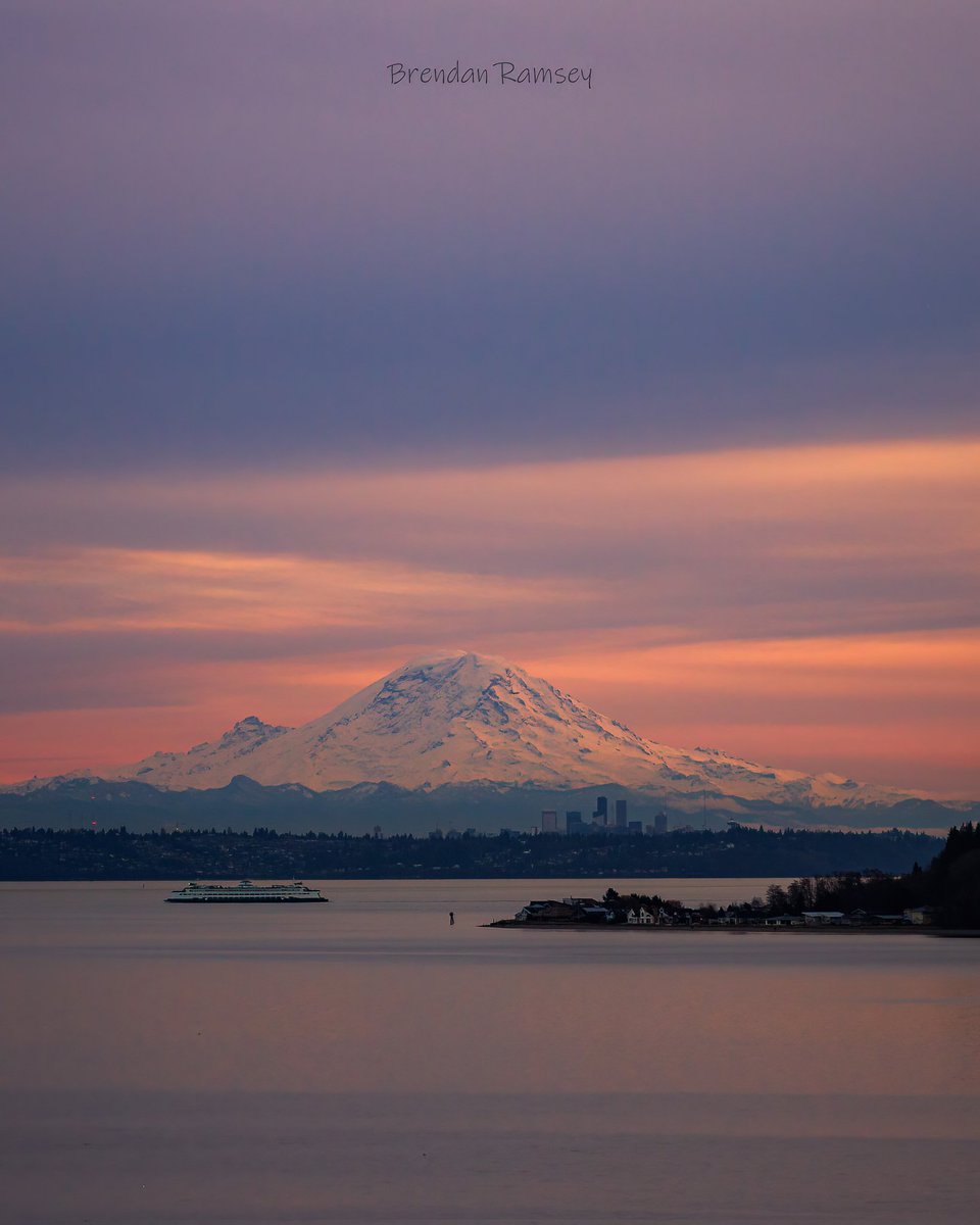 DaGr8Brendinni's tweet photo. That's a wrap. Last sunset of 2023 as @wsferries Spokane crosses with Seattle and @MtRainierWatch
Have a safe celebration tonight. HNY to all.✌🏼🤙🏼🎉🥳🥂 #Sunset2023 https://t.co/XKzvRGf6Oy
