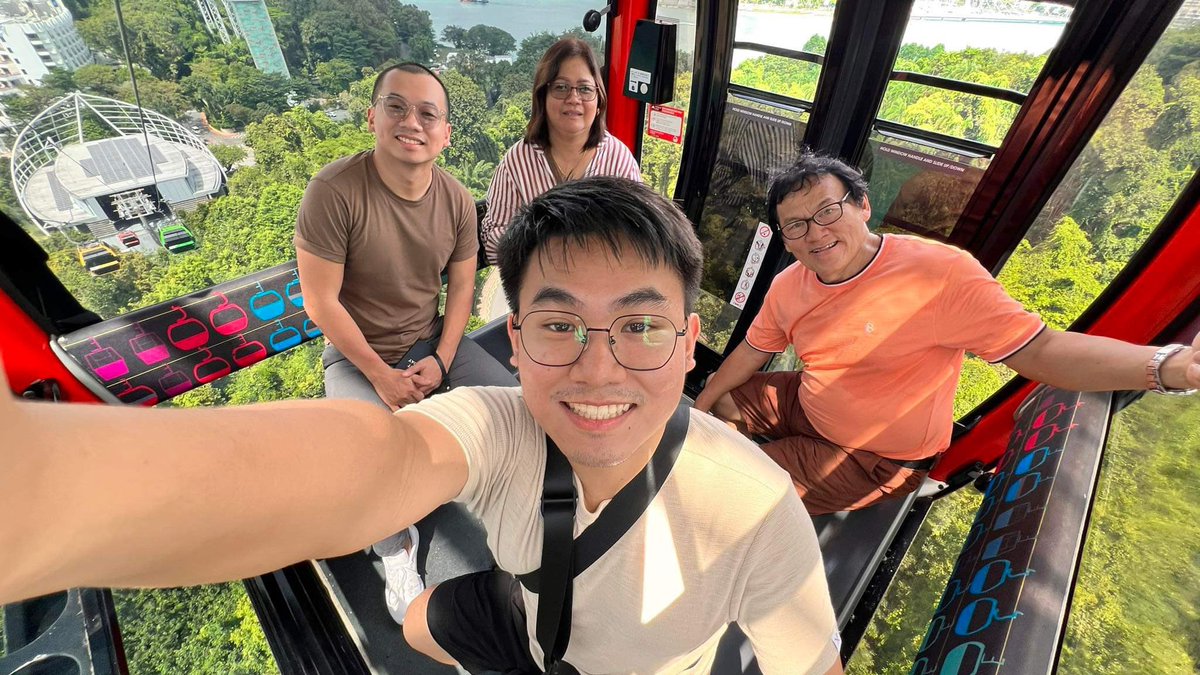 jovicyee's tweet photo. Happy New Year from Singapore 🎉🎆🥂 https://t.co/EdCjPM3roJ