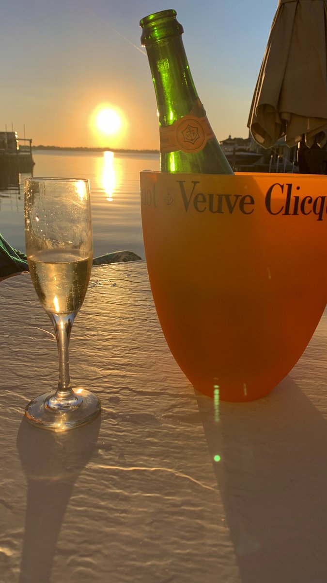 Guy_Theriault's tweet photo. Enjoying the last #Sunset2023 in style with @VeuveClicquot and @GonthierDominic 🧡 Wishing all my followers a happy and prosperous new year! Bonne année à tous! https://t.co/WTS29K6Xv6