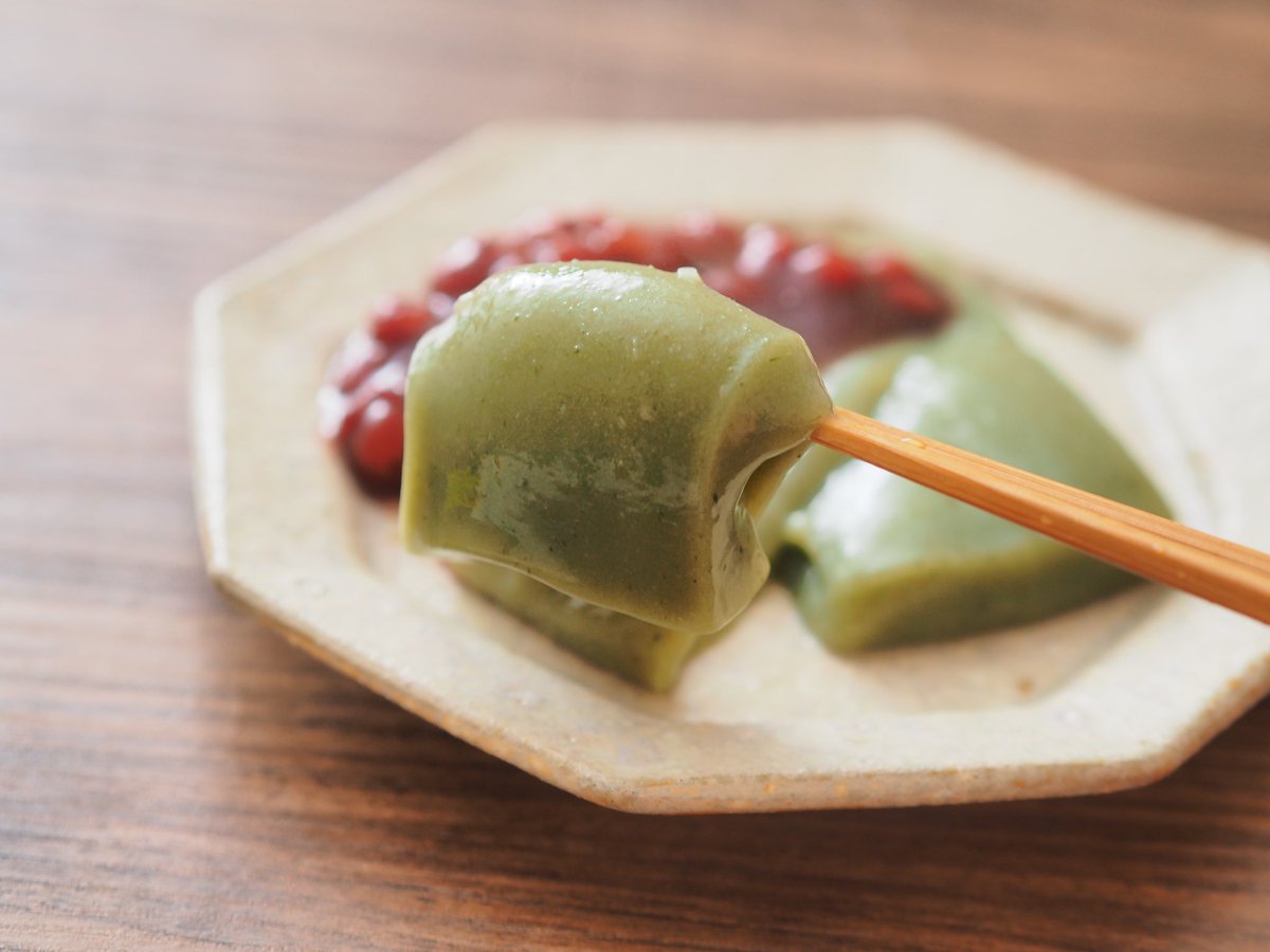 muccin_recipe's tweet photo. 切り餅からたった1分で
つきたての餅を錬成する方法

耐熱ボウルに切り餅を入れて熱湯を注ぎ600wのレンジで1〜1分半分。まるでシルクのようになめらかちゅるん！お餅大好き岩手県では「餅は焼かずに茹でる」が鉄則。つい焦がしちゃう、早く食べたいという方はぜひ！ https://t.co/zklCZlUZjj
