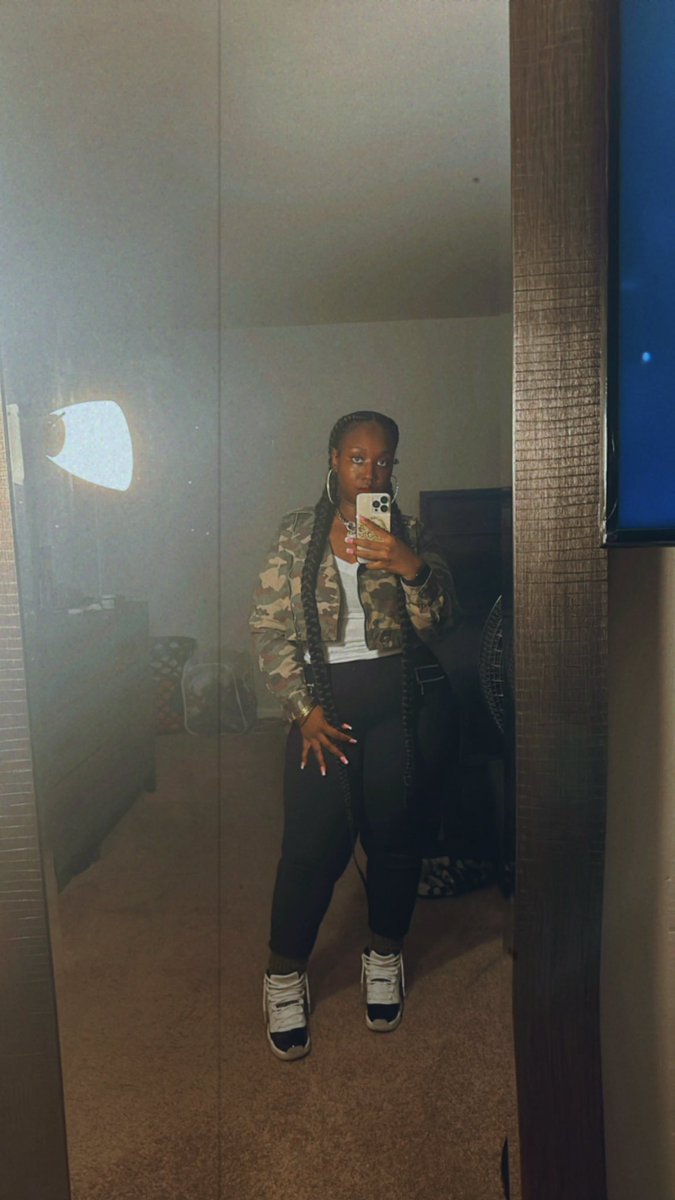 Briana_Iman's tweet photo. New Yearโs Eve ๐ #ForeverPretty #SneakerGirl https://t.co/NcNdzqypdA