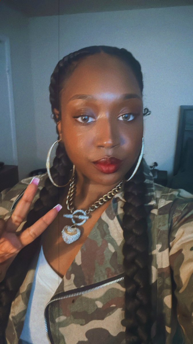 Briana_Iman's tweet photo. New Yearโs Eve ๐ #ForeverPretty #SneakerGirl https://t.co/NcNdzqypdA