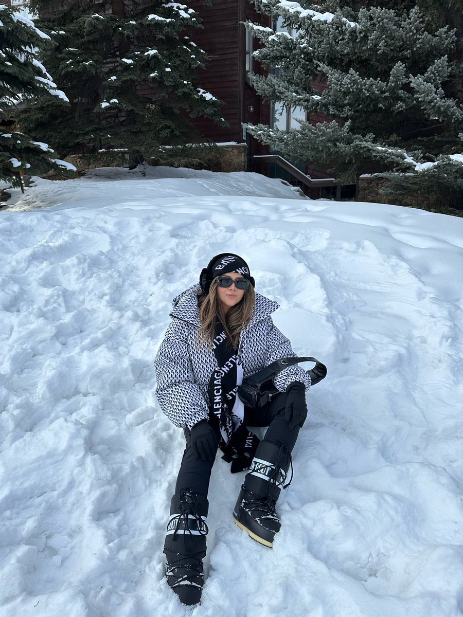 amablitz's tweet photo. Amigos, me faltó despedirme en directo de este año. Pero he andado full con la familia y pasándola muy cool. Nos vemos regresando ✨ Que la pasen muy bonito, muchas gracias por tanto apoyo. FELIZ AÑO NUEVO ❄️ https://t.co/S4iv54F48b