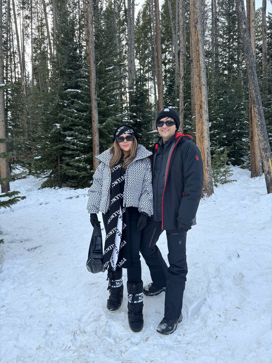 amablitz's tweet photo. Amigos, me faltó despedirme en directo de este año. Pero he andado full con la familia y pasándola muy cool. Nos vemos regresando ✨ Que la pasen muy bonito, muchas gracias por tanto apoyo. FELIZ AÑO NUEVO ❄️ https://t.co/S4iv54F48b