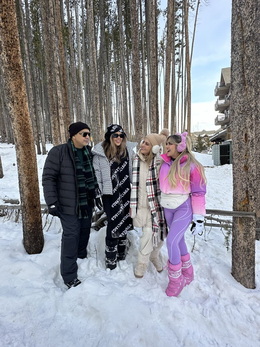 amablitz's tweet photo. Amigos, me faltó despedirme en directo de este año. Pero he andado full con la familia y pasándola muy cool. Nos vemos regresando ✨ Que la pasen muy bonito, muchas gracias por tanto apoyo. FELIZ AÑO NUEVO ❄️ https://t.co/S4iv54F48b
