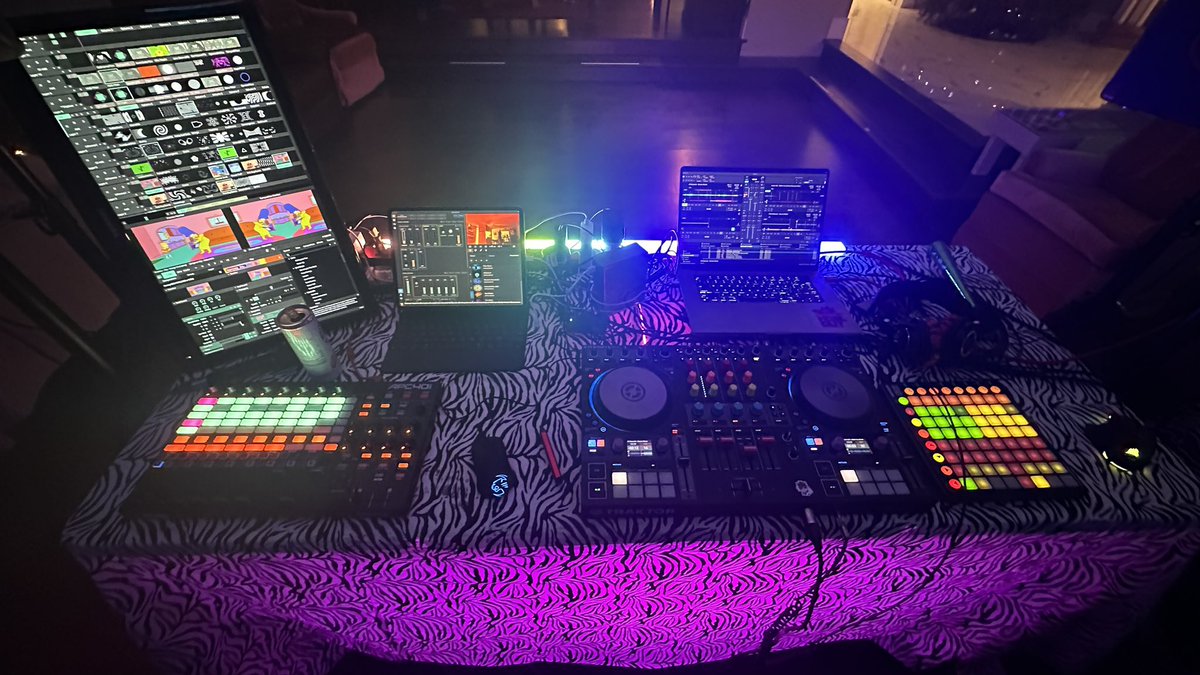 CennyHusky's tweet photo. We throw down https://t.co/6KEAnZAipq
