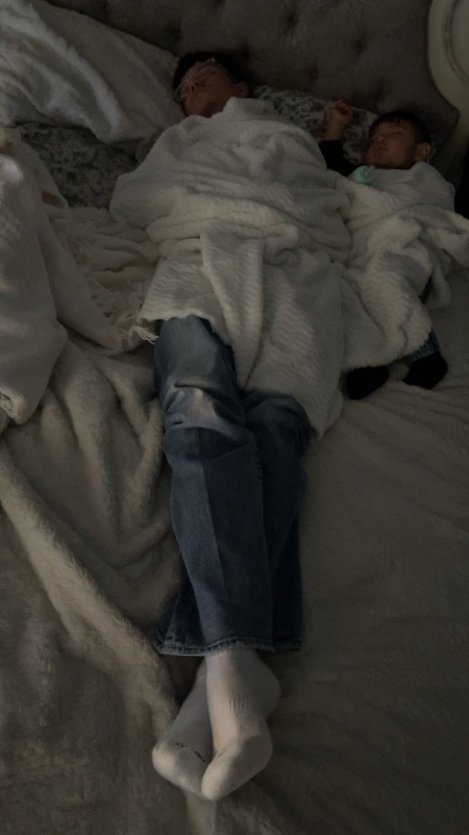 santeaaa_'s tweet photo. yall in her dms while me and her brother in her bed like this: https://t.co/DAmK9kBvcG