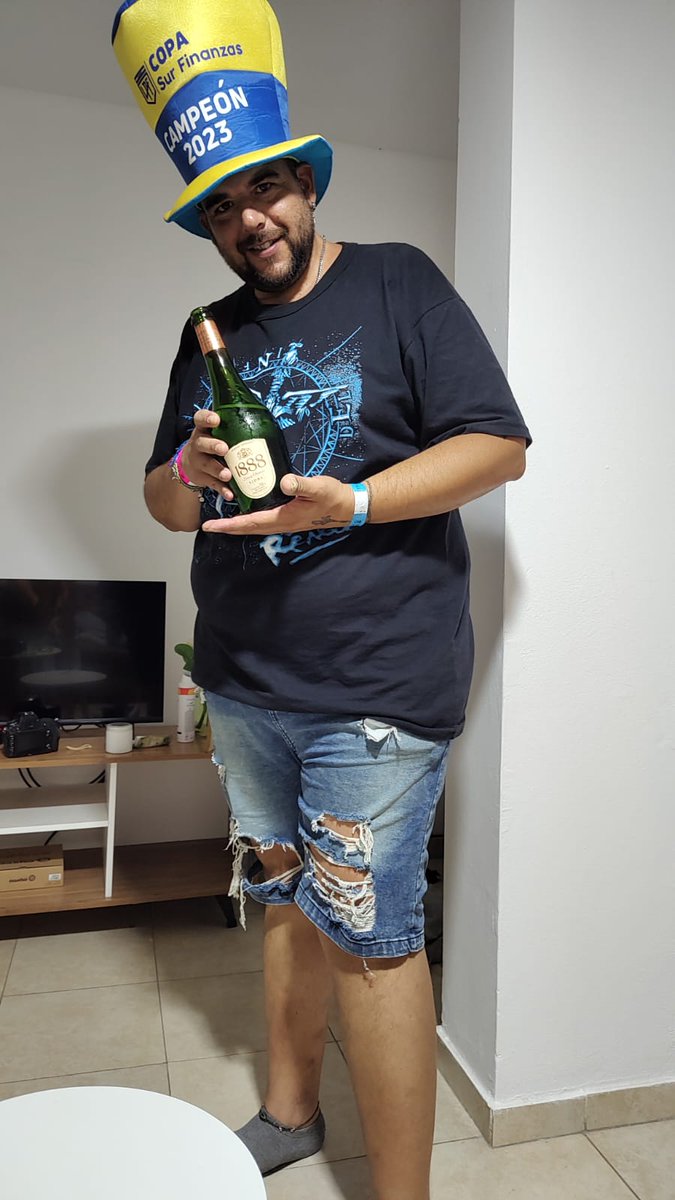 🥂 En esta noche de año viejo, levanto mi copa y brindo por todos ustedes. Por los que están desde hace tiempo y por quienes se fueron sumando en los últimos días. Le pido a la vida que en este 2024 les regale salud, bienestar y por sobre todas las cosas, mucho amor. ¡Los quiero!