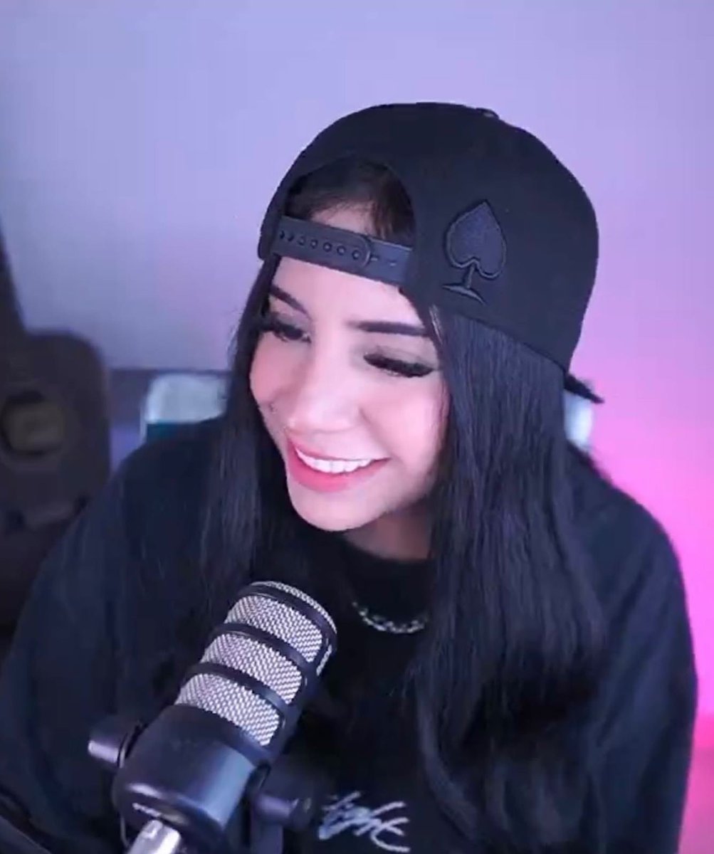 MonyWTF's tweet photo. Amigos, gracias por acompañarme un año más, este año pasó de todo y aún no me creo que ya estamos a nada del 2024, gracias a la gente que me apoya cada noche en mis streams, espero que te haya sacado una sonrisa con algún clip o directo, eso le da sentido a la creación de mi contenido gamer, por otro lado estoy muy feliz de haber salido de mi zona de confort con la música, gracias por los buenos comentarios sobre mi nueva canción y a la gente que la escucha (se que no es “perfecta” pero lo hago con el corazón) el 2024 será para mejorar y traerles directos mejores y música nueva, estoy ansiosa de ver las cosas maravillosas que traerá este nuevo año, FELIZ 2024🎉🍾