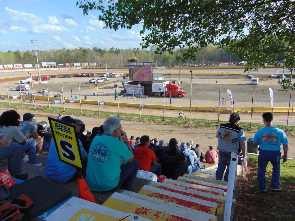 RoadDirtTV's tweet image. When I learned that the American Flat Track series was returning to Georgia, and Senoia Raceway no less, I knew I had to get down for the weekend.

Read more 👉 lttr.ai/AMPyS

#AmericanFlatTrack #Flattrackracing #Ridelife #Roaddirt