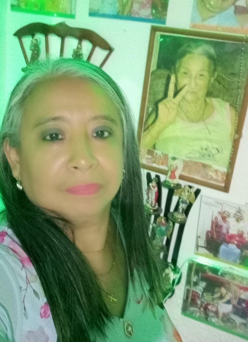 cheo993's tweet photo. Te extraño y el no tenerte para estas fechas duele un montón. Aprendemos a vivir con el dolor nos fortalece, seguimos en el camino agarraditos de Dios siendo mejores cada día y continuando con tus enseñanzas, te amo mami y te amaré siempre. Feliz año celestial. https://t.co/KNczJqvds7