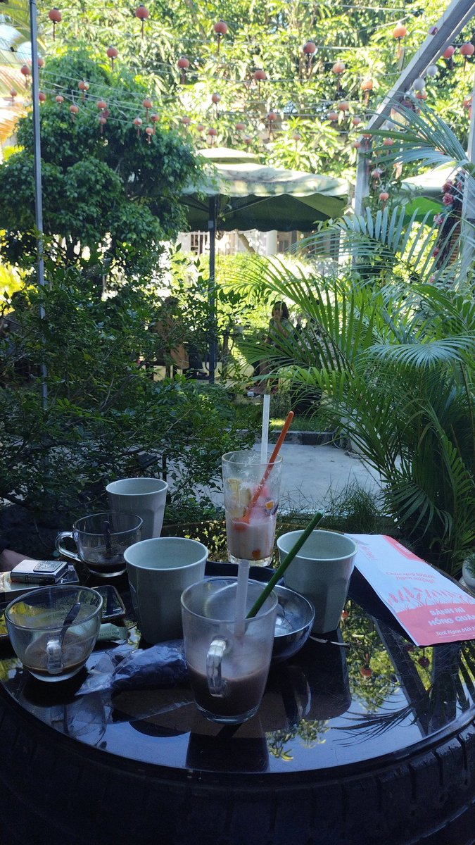 Cafe ngày mùng 1 Tết dương lịch. Đông đúc, nhộn nhịp hơn hẳn mọi ngày. 

Vậy là 1 năm lại trôi qua, biết bao nhiêu buồn vui, khó khăn.  

Một năm nhiều thử thách. Chúng ta đều đã vượt qua.  Năm mới không mong nhiều thuận lợi chỉ Cầu mong bản thân đầy mạnh