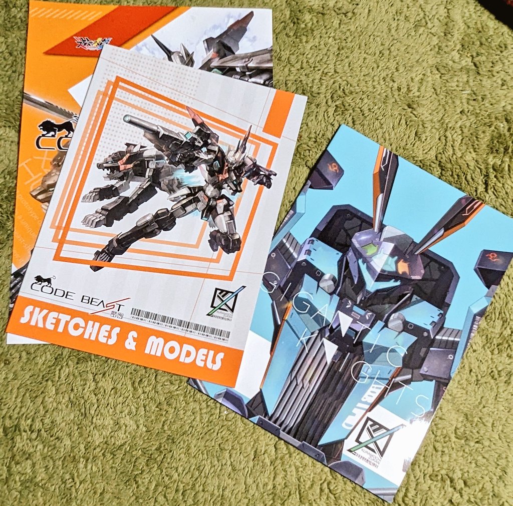 #C103戦利品
倉持ｷｮｰﾘｭｰさん（@kyoryu_kuramo ）の
自身が企画したプラモデルシリーズ「CODEBEAST」のデザイン満載な本と
アークナイツの擬ロボ本。
擬人化もいいけど擬ロボ化もね！