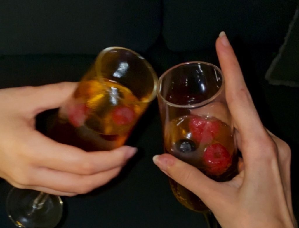 laylaouchee's tweet photo. Nouvel an, nye, 🥂. https://t.co/367tUTc3iW