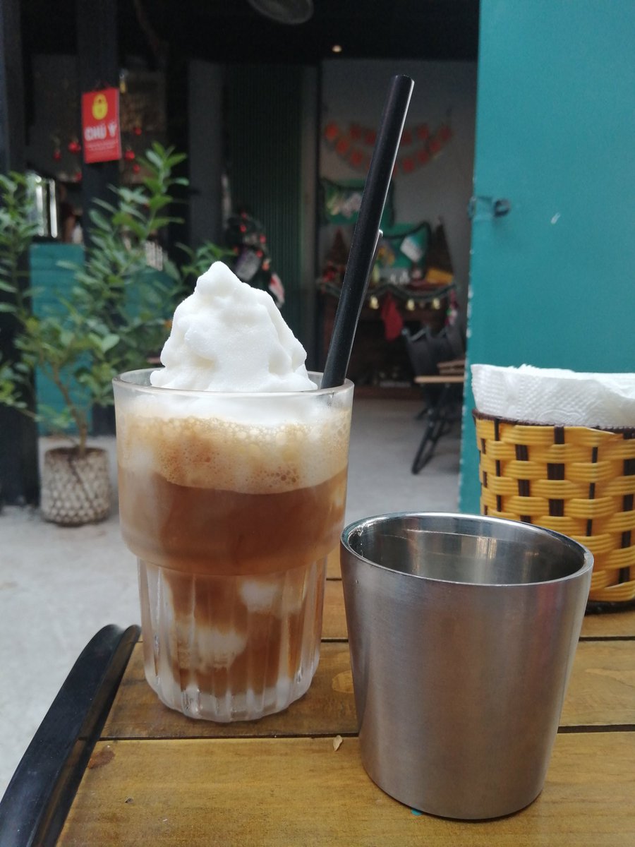 yukippe1's tweet photo. CHÚC MỪNG NĂM MỚI
2024年の始まりは、大好きなココナッツコーヒーから。
今年もカフェでハエに好かれていますwww
#calmo coffee & more https://t.co/V8fZTg76vP