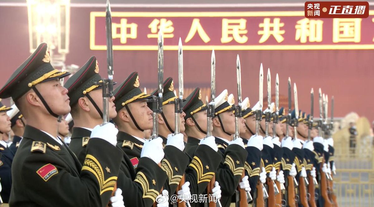 PDChinese's tweet photo. 【新年首次天安門升旗儀式】1月1日，2024年第一天，天安門廣場舉行元旦升旗儀式。7.3萬人齊聚現場共同見證五星紅旗冉冉升起的莊嚴時刻，迎接2024年的第一縷陽光。 https://t.co/VQD9mSjHgP