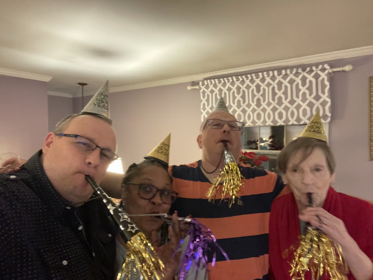 bbntpa3's tweet photo. @SincerelyBlogg @Andy @andersoncooper Hey yall, shout out to my inlaws Mike, Michael, And Ma pearl, as we celebrate w/o Bobby (rip)! https://t.co/wq9tB4kQ9s