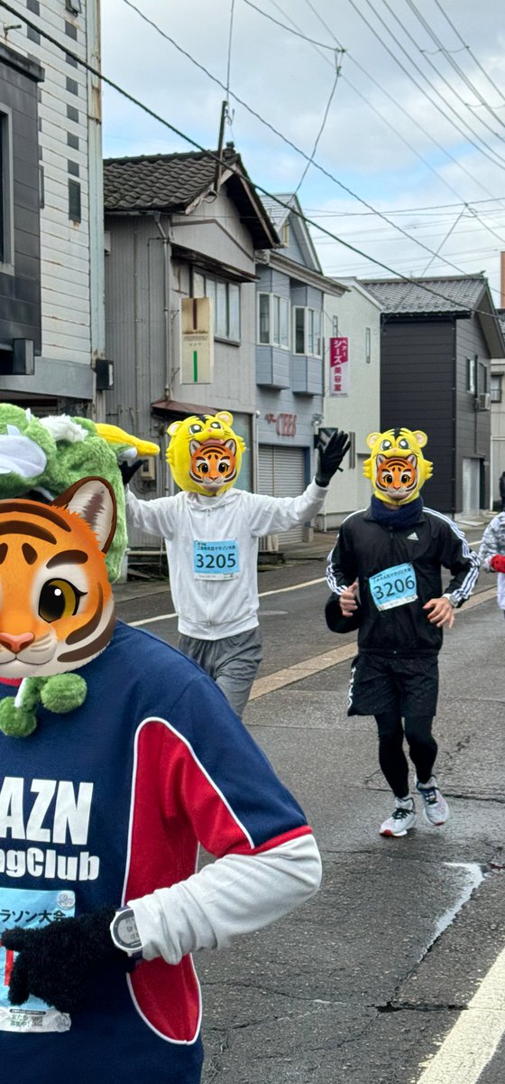 kotaro_veam's tweet photo. 明けましておめでとうございます🐯
三条市元旦マラソン大会に
地元企業として参加してきました🐯
今年の干支🐲がいっぱい走ってる中
寅が紛れてました🐯
気持ちは毎年寅年ですので🐯
無事完走🐯
良い年の始まりです🐯
#元旦
#マラソン
#三条市
#ヴィーム
#VEAM
#寅年
#膝終了 https://t.co/Ek79WtckTp