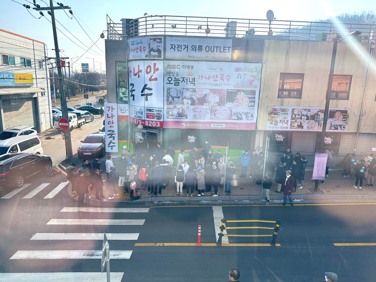 이낙연 총리님은 아직 도착도 안했는데 현재 가나안국수 앞 상황입니다. 바쁘신 분들은 인근 다른 식당을 이용하심이 좋을 듯 합니다. 이 근처 국수집은 다 맛있습니다. ^^