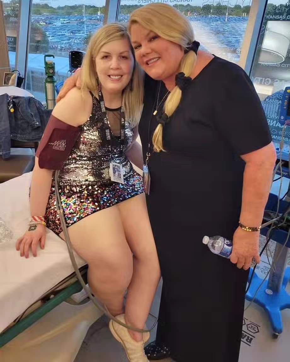 AshleyHLovesTay's tweet photo. Looking back at this past year, July 8th, 2023 will forever be the best night thanks to #MamaSwift. I was so excited to see my fav person ever @taylorswift13 at #KCTSTheErasTour. It was so hot, & my mom & I were outside for hours. Cont'd below👇 @taylornation13 #TSTheErasTour https://t.co/wMuCcx4eYa