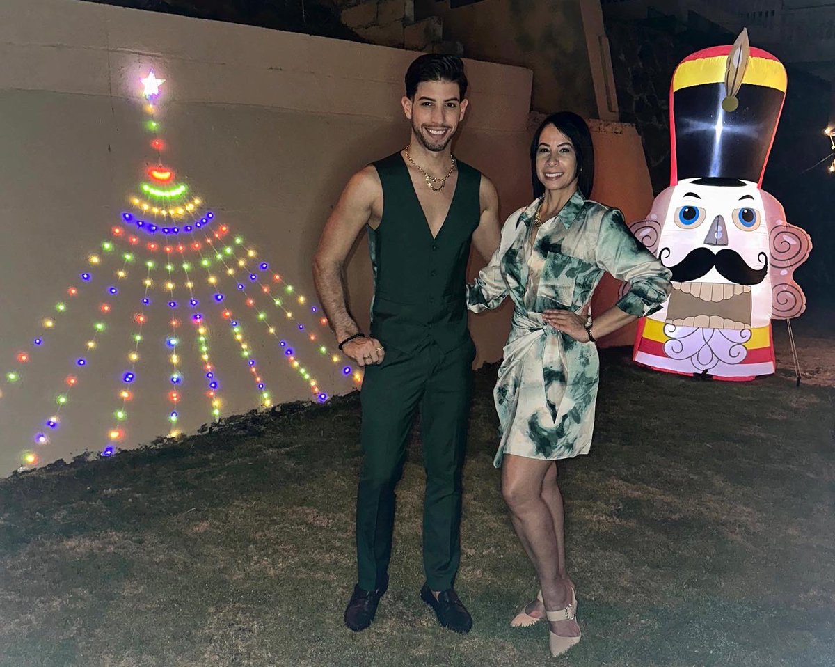 KidannyPR's tweet photo. ✅¡Gracias 2023, vamos 2024!💚  

🙌🏻 Hoy despido el año en casa con mami 🫶🏼.  ¡Que este nuevo año nos eleve!🤞🏼✨

Accesorios: @__mc.designs__ 
Stylist: @aegrosario 

#Despedida2023 #Navidad #Christmas #MistersOfPuertoRico #MrEarthPR #ProyectoOasis #MrEarthInt #MistersOfPR https://t.co/36FbMXZkCp