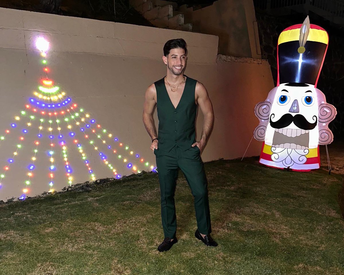 KidannyPR's tweet photo. ✅¡Gracias 2023, vamos 2024!💚  

🙌🏻 Hoy despido el año en casa con mami 🫶🏼.  ¡Que este nuevo año nos eleve!🤞🏼✨

Accesorios: @__mc.designs__ 
Stylist: @aegrosario 

#Despedida2023 #Navidad #Christmas #MistersOfPuertoRico #MrEarthPR #ProyectoOasis #MrEarthInt #MistersOfPR https://t.co/36FbMXZkCp