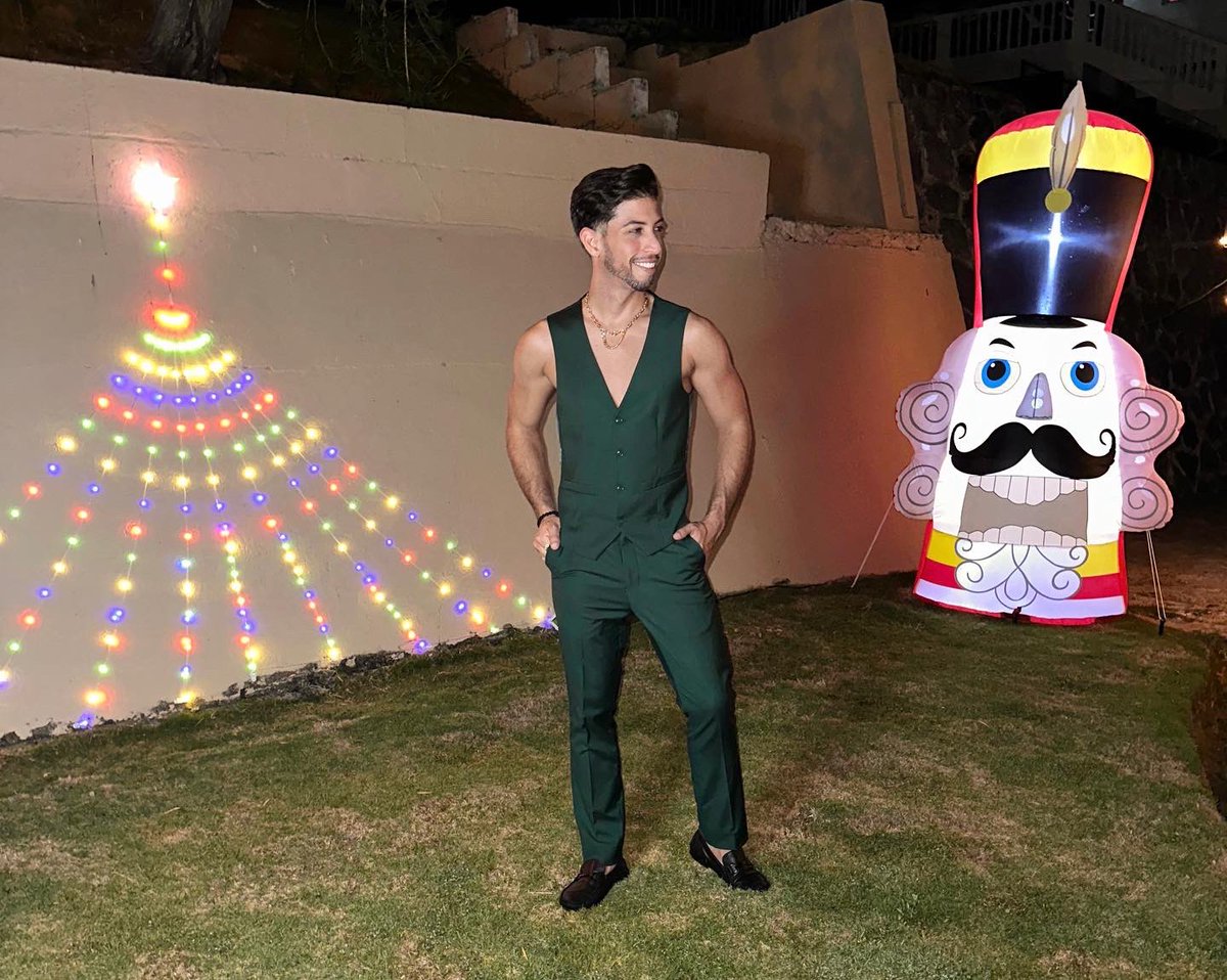 KidannyPR's tweet photo. ✅¡Gracias 2023, vamos 2024!💚  

🙌🏻 Hoy despido el año en casa con mami 🫶🏼.  ¡Que este nuevo año nos eleve!🤞🏼✨

Accesorios: @__mc.designs__ 
Stylist: @aegrosario 

#Despedida2023 #Navidad #Christmas #MistersOfPuertoRico #MrEarthPR #ProyectoOasis #MrEarthInt #MistersOfPR https://t.co/36FbMXZkCp