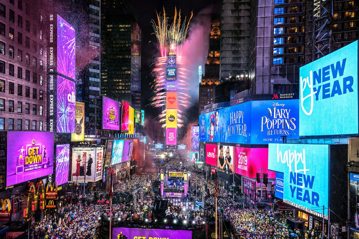 Kosovo-Albanian superstar @RitaOra is co-hosting tonight's @ABC New Year's Rockin' Eve with Ryan Seacrest 🇦🇱🇺🇸 The show is the most-watched New Year's Eve special on American television, culminating with the Times Square ball drop! 🎉🌟