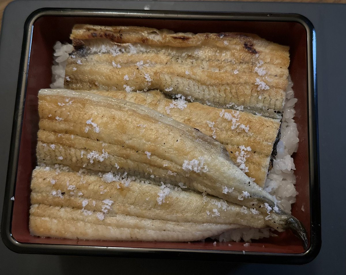 tetsuyan1671's tweet photo. 元日のお昼は昨日調達した愛知県三河一色産鰻を白焼き鰻重と蒲焼きで❤︎"

白焼き鰻重はご飯と鰻に岩塩を少々。
タレの邪魔が入ること無く鰻の旨みと脂がご飯と幸せのハーモニーを奏でてくれる♬.*ﾟ

蒲焼きも柔らかで美味しかった😋

2024も鰻食べまくります。

#白焼き鰻重
#蒲焼き鰻 https://t.co/QyZ2cGC7e6