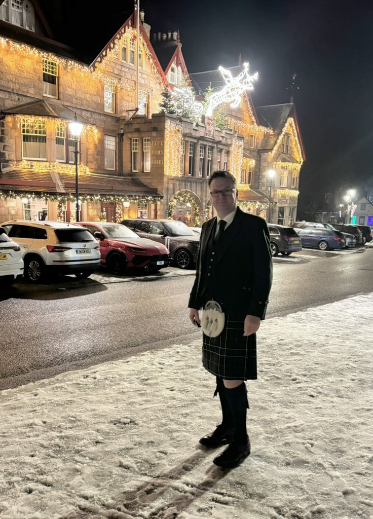 ewanventers's tweet photo. Happy New Year from @fife_arms with Pipe Bands, Bagpipes, amazing food & wine, fireworks and the most fabulous impromptu sing-along with Dame Maureen Lipman #happynewyear #newyear #2024 #thefifearmsbraemar #breamar #damemaureenlipman #maureenlipman #scotland https://t.co/HtxVxMjX2A