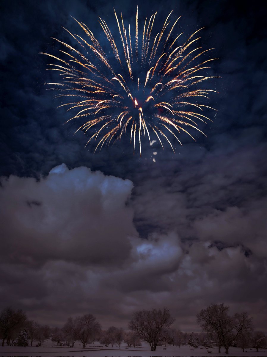 Happy New Year! 🌟🎉 Wishing you a beautiful, bright, and very Happy 2024, dear friends! Thank you for all your kindness and encouragement this year. Cheers to you! Cheers to our amazing community! #HappyNewYear #HappyNewYear2024 #Colorado #fireworks